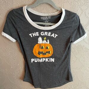 Peanuts women’s Snoopy Halloween shirt size small good condition